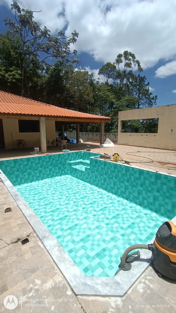 Piscina turquesa com área gourmet