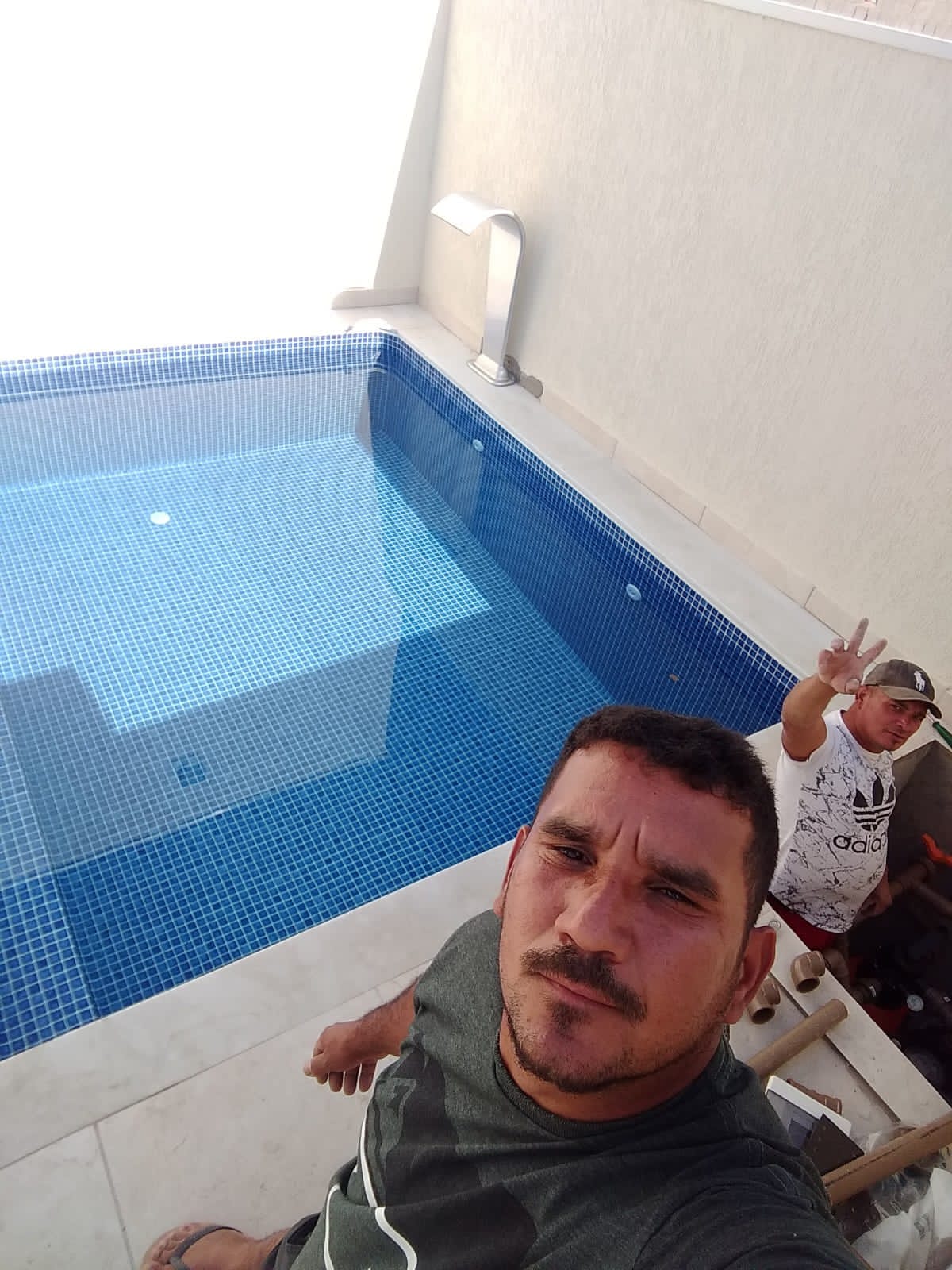 Piscina com pedra portuguesa